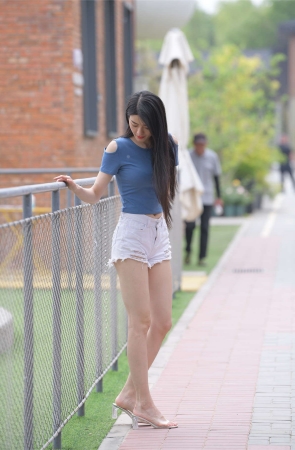 一始街拍作品 – 白色热裤美女