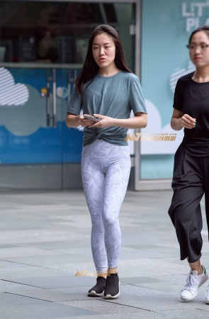 灰白色瑜伽裤店员