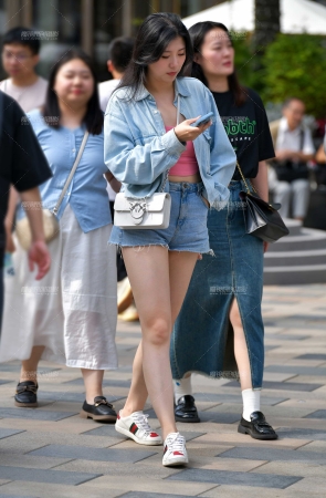 牛仔热裤素颜美女