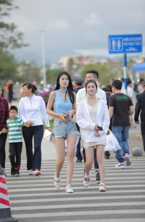 高挑漂亮好身材热裤美女