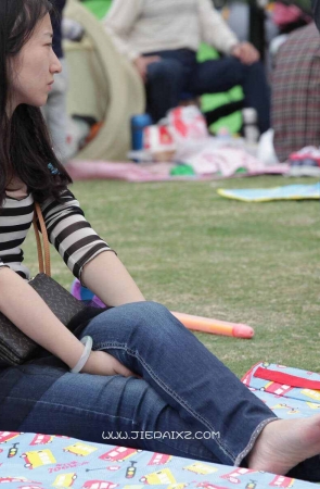 街拍牛仔裤条纹衫美眉