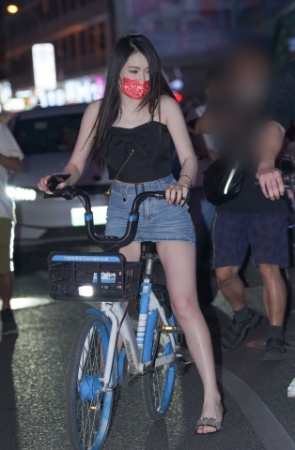 高跟短裙骑车美女 贵在真实