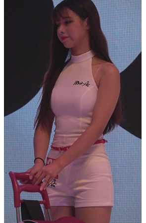 漂亮的白衣模特美女