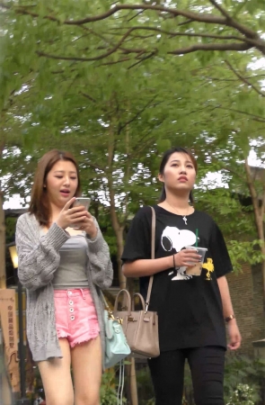 跟拍雪白大长腿美女