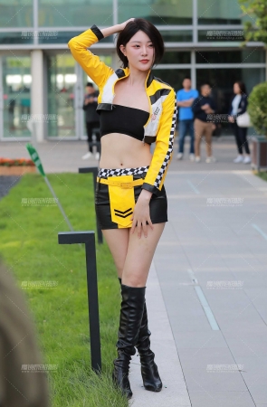 黑皮包臀裙美女