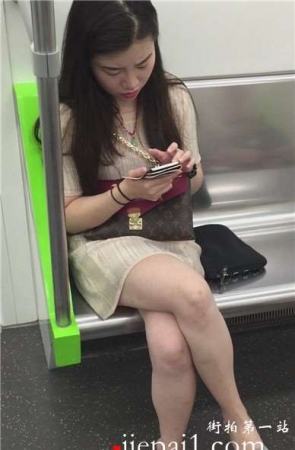 地铁偶遇白皙美腿美女。