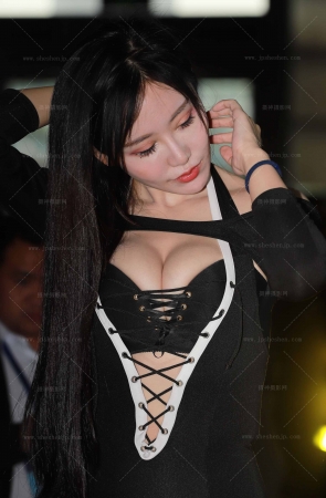 低胸包臀裙车模第三季+单反视频90秒 10P