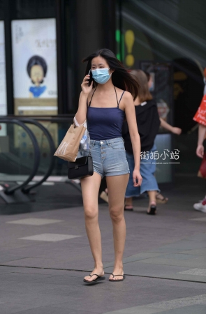 人字拖小妹，紧紧的热裤