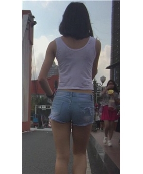 白色小背心热裤小蛮腰美腿运动鞋美眉 [961 MB]