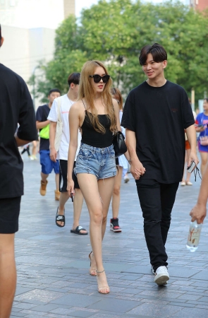 高挑靓丽牛仔短裤