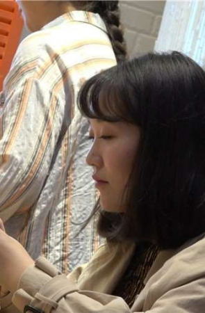 4k-毛呢外套微胖短发美女街拍美足