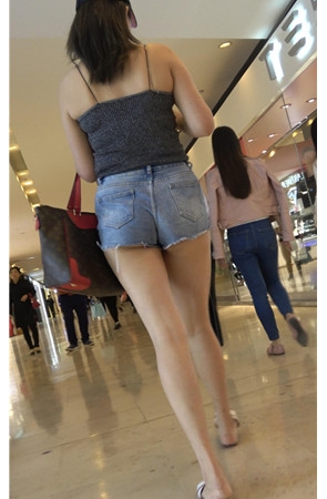 吊带热裤月牙美女