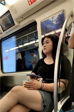 地铁上的黑T恤短裙丝袜美女 [625 MB/mp4]