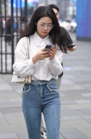 25525-17=57√紧身牛仔裤素人