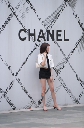 黑裙美腿小姐姐