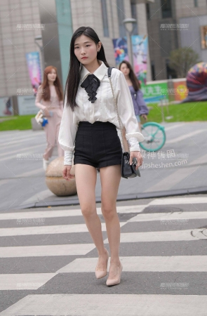 9916-2+66√热裤月牙美腿女友 13P