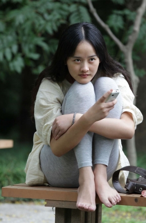 No1427 迷人少女脱鞋后，羞涩抱膝坐长椅
