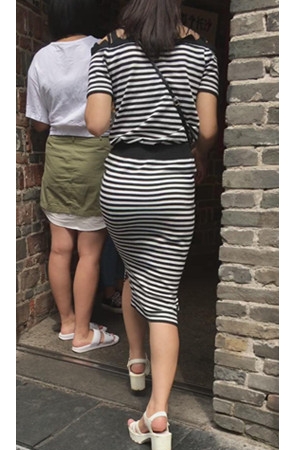 黑白条纹长裙妹子