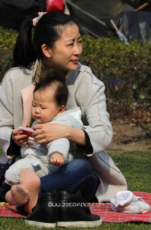 短袜上的两破洞