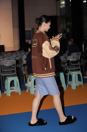 【街拍心灵】车展礼仪街拍肉丝踩拖鞋