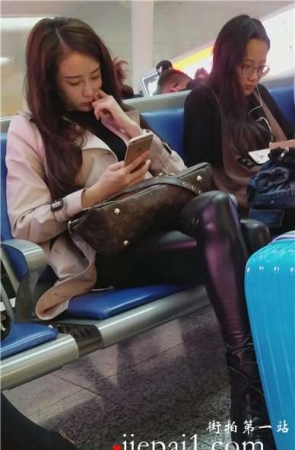 4k-候车室内遇见超美文静的皮裤女神，甜美小清新