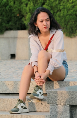 健康肤色美女若有所思……