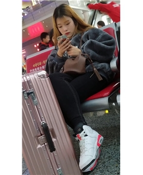 4k-高铁站候车室遇见清纯靓丽的美女。