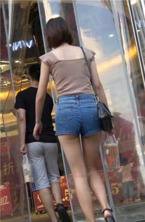 4k-高腰牛仔热裤苗条身材街拍美女 [1.08 GB]