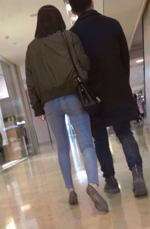 跟男友逛商场的高跟鞋紧身牛仔裤美眉