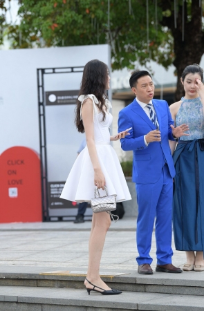 应该是模特出生的她