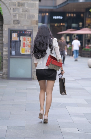 超短包臀裙，高跟**