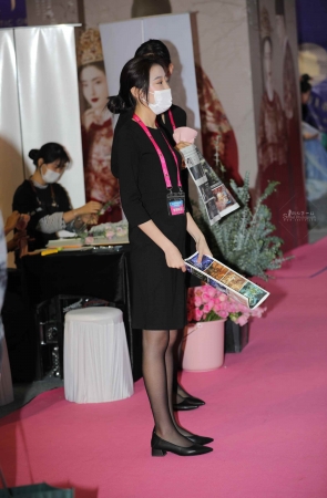 【街拍心灵】影楼顾问黑丝美腿街拍制服