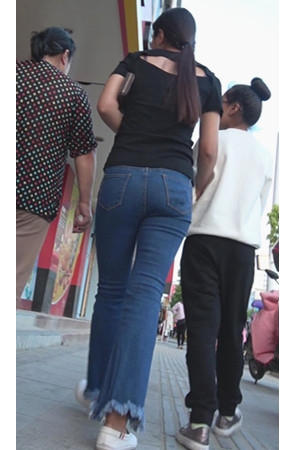 牛仔紧身喇叭裤妹子