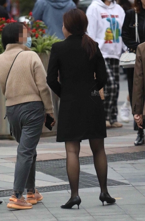 街拍黑丝高跟