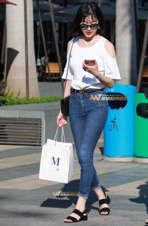 阳光下的 紧牛铅笔裤 MM