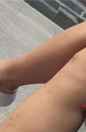 银白色高跟鞋被玉足塞满了。