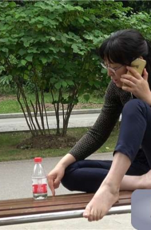 4k-公园长椅上打电话的干净美足熟女