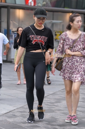 黑色紧身瑜伽裤少妇