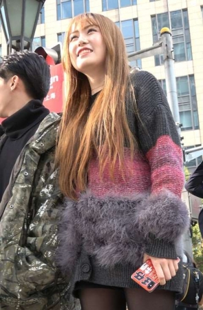 街拍貌美如花的黑丝高颜值美女姐姐 [1.46 GB/MP4]