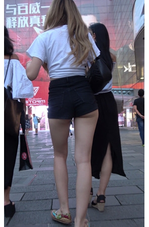 黑色牛仔裤月牙妹子