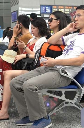 4K – 花衬衫玉足凉鞋玉足成熟美女 [1.36 GB/MP4]