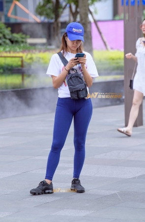 蓝色紧身运动裤美女