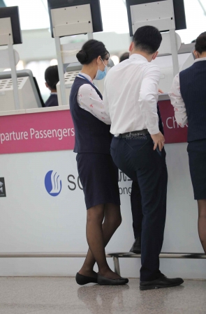 【街拍心灵】机场地勤黑丝街拍美腿制服小姐姐