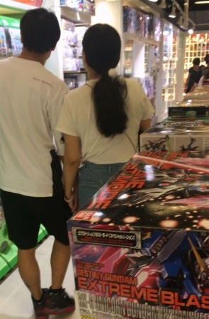 逛超市的白T恤牛仔裙妹子