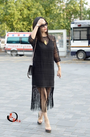 8-6 黑色流苏裙，优雅秀自身