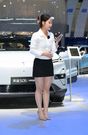 超薄R丝，白衬衫包臀裙美女主播