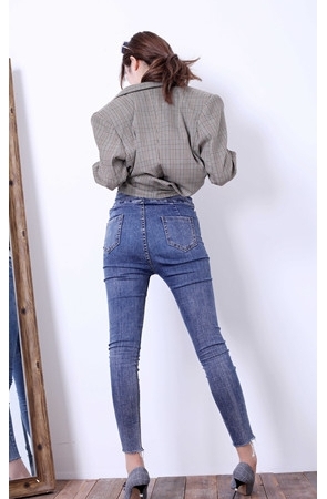 镜子前的牛仔裤小姐姐(46P)[111M/JPG]