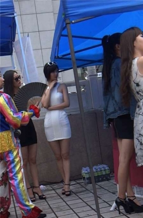 包臀裙性感美女模特走秀