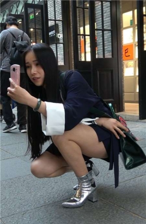 4k-爱拍照的俩姐妹大街上摆出各种诱惑姿势 [2.25 GB]