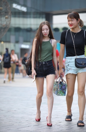 热裤高跟，美腿小姐姐